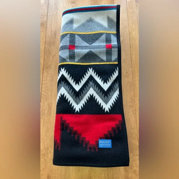 Pendleton Beaver State Caliente Wool Robe/Blanket. Black, Red & White - Picture 2 of 11